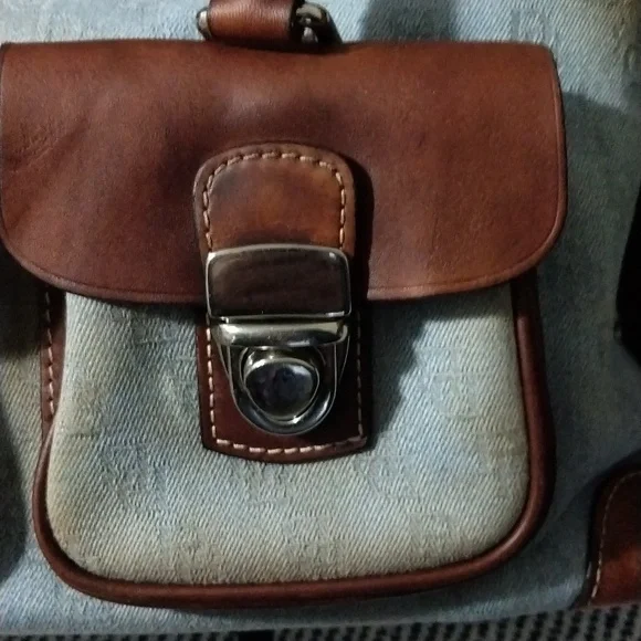 Dooney and Bourke - Picture 4 of 8